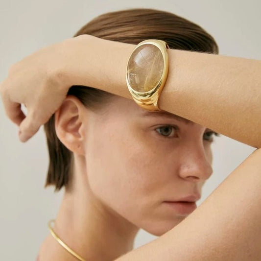 CiCi'De Jewelry Amsterdam – Vergulde Sculpturale Armband met Gouden Rutilated Kwarts