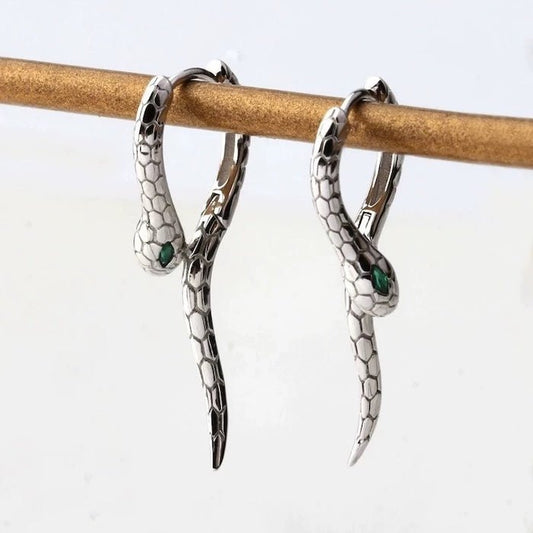 CiCi'De Jewelry Amsterdam – Cobra Snake Oorbellen met Groene Ogen