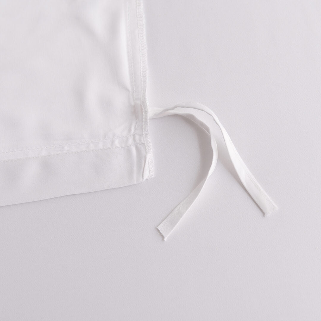 Lusjes van een dekbedovertrek in de kleur Coco White om het dekbedovertrek en dekbed aan elkaar vast te maken